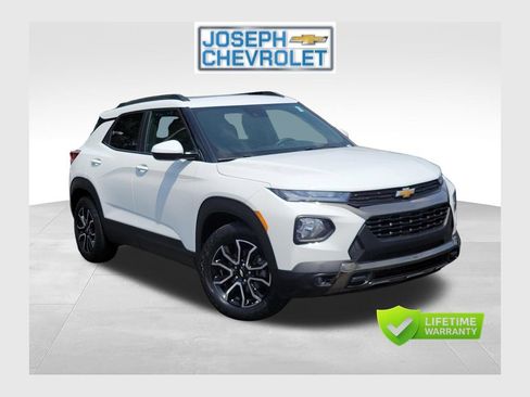 Used 2023 Chevrolet TrailBlazer ACTIV w/ Sun and Liftgate Package FWD image 1