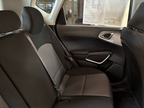 Used 2025 Kia Soul LX w/ LX Technology Package FWD image 35