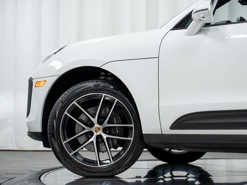 Certified 2022 Porsche Macan AWD/4WD image 32