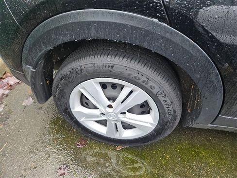 Used 2024 Nissan Kicks S image 3