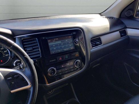 Used 2015 Mitsubishi Outlander SE image 31
