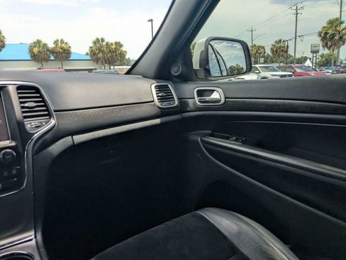 Used 2018 Jeep Grand Cherokee Laredo AWD/4WD image 16
