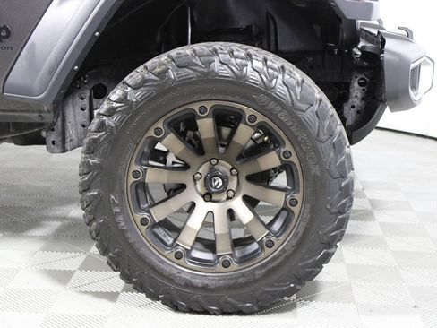 Used 2023 Jeep Gladiator Sport w/ Off Road Group image 18