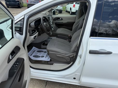 Used 2020 Chrysler Voyager L image 11