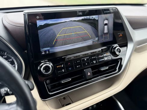 Used 2021 Toyota Highlander Platinum image 17