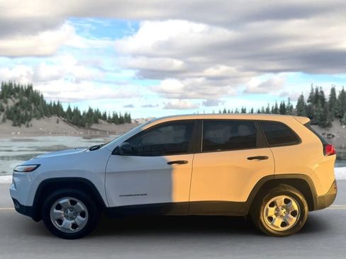 Used 2017 Jeep Cherokee Sport image 3