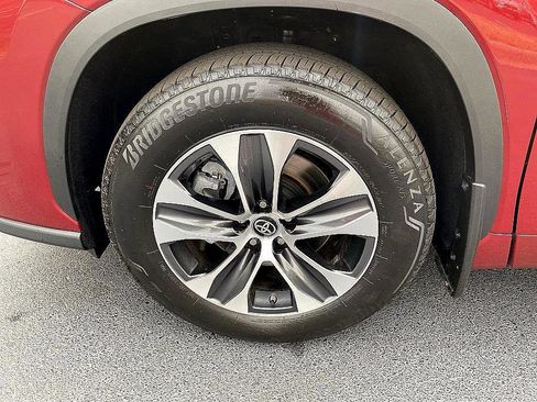 Certified 2025 Toyota Highlander XLE image 8