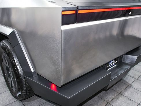 Used 2025 Tesla Cybertruck AWD Crew Cab image 83
