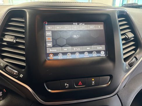 Used 2021 Jeep Cherokee Latitude Plus FWD image 18