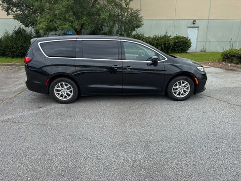 Used 2023 Chrysler Pacifica Touring-L FWD image 5