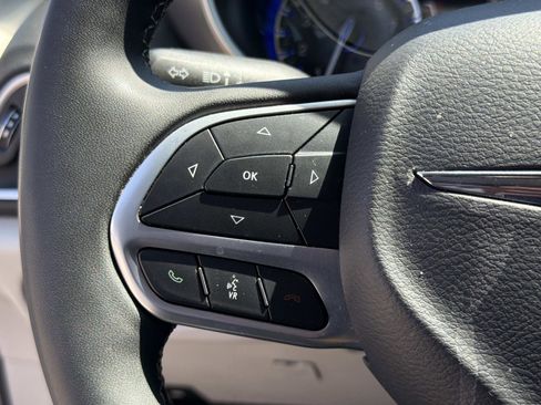 Used 2023 Chrysler Pacifica Touring-L image 8