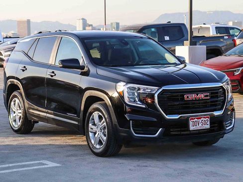 Used 2024 GMC Terrain SLE image 3