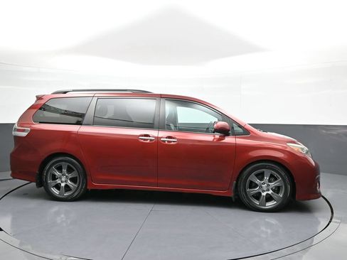 Used 2017 Toyota Sienna SE FWD image 5