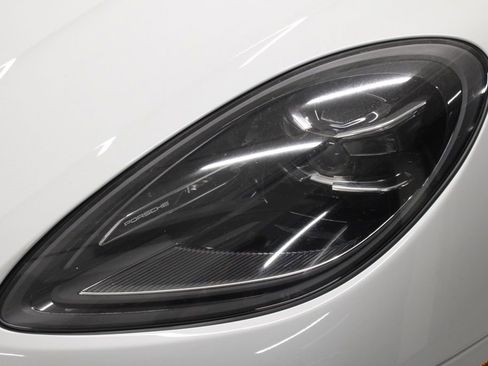 Certified 2022 Porsche Macan AWD/4WD image 11
