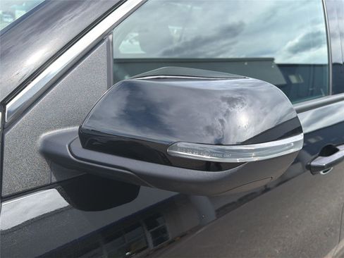 Used 2025 Chevrolet Traverse LT AWD/4WD image 36