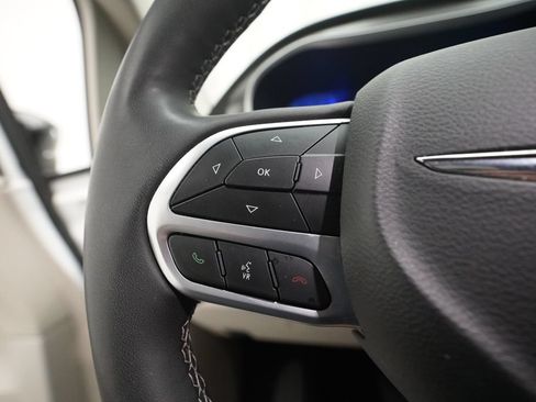 Used 2024 Chrysler Pacifica Touring-L FWD image 19