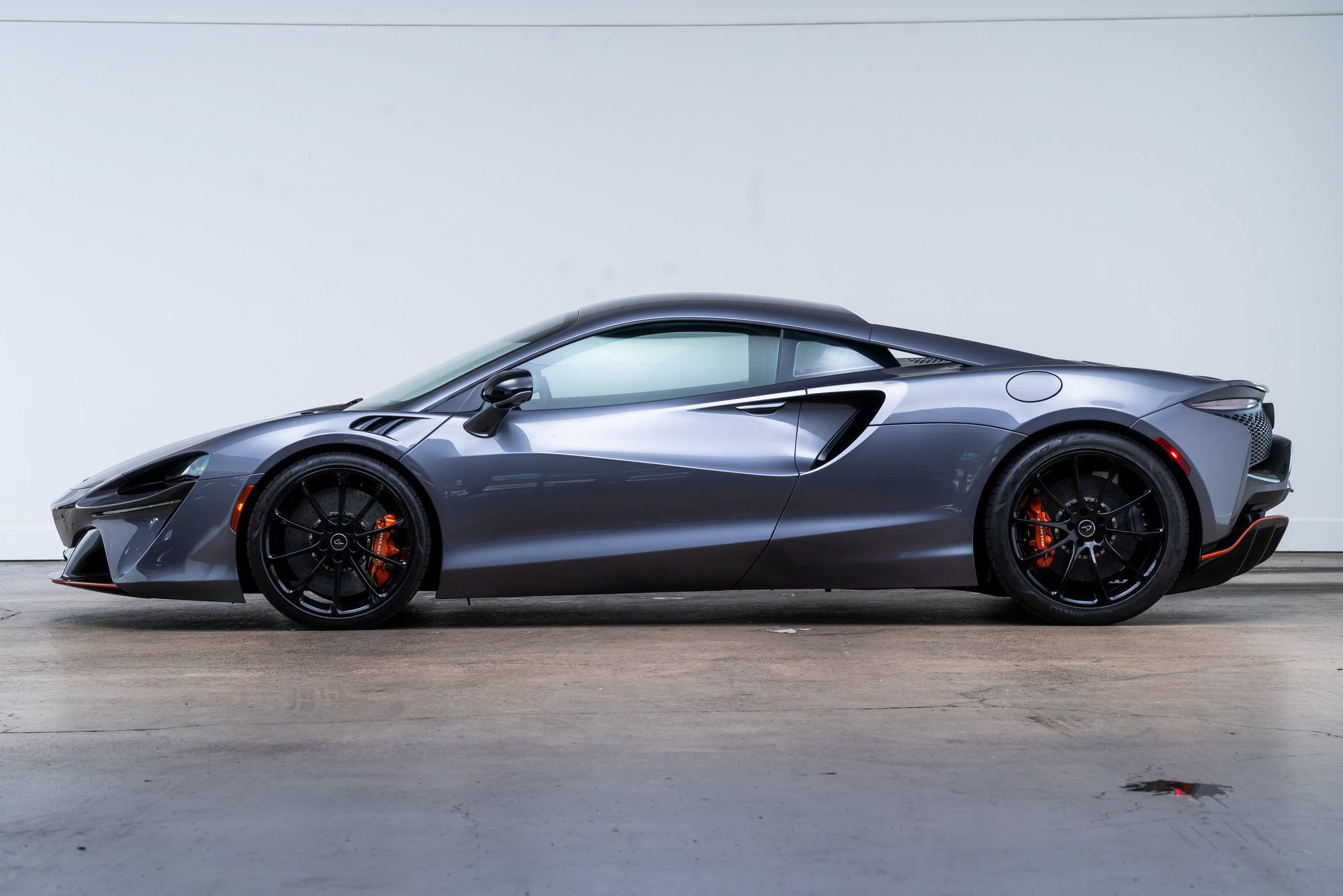 Used 2024 McLaren Artura RWD image 8