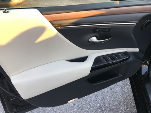 Used 2023 Lexus ES 300h w/ Premium Package image 13