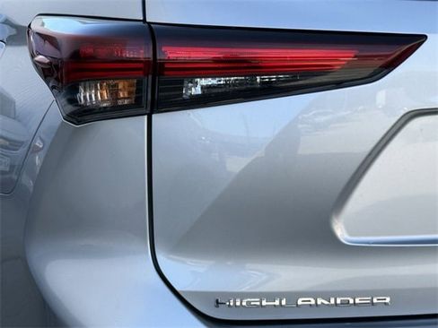 Used 2024 Toyota Highlander LE image 6
