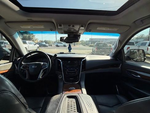 Used 2016 Cadillac Escalade ESV Luxury image 17