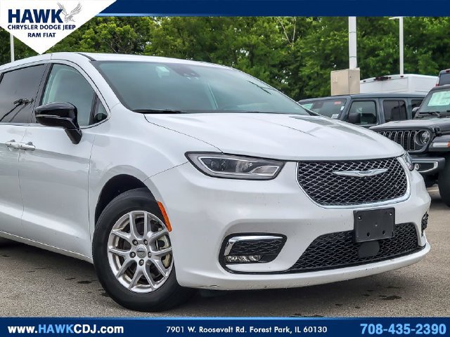 Used 2024 Chrysler Pacifica Touring-L FWD image 2