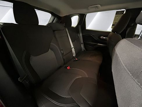 Used 2019 Jeep Cherokee Latitude w/ Popular Appearance Group FWD image 16