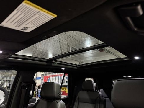 Used 2022 GMC Yukon Denali w/ Denali Premium Package image 8