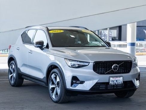 New 2025 Volvo XC40 B5 Plus AWD/4WD image 2