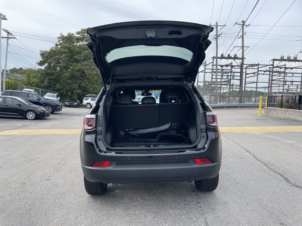 Used 2026 Jeep Compass Limited AWD/4WD image 13