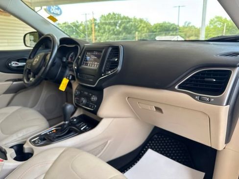 Used 2019 Jeep Cherokee Latitude w/ Cold Weather Group AWD/4WD image 23