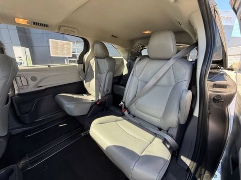 Used 2021 Toyota Sienna XLE FWD image 27