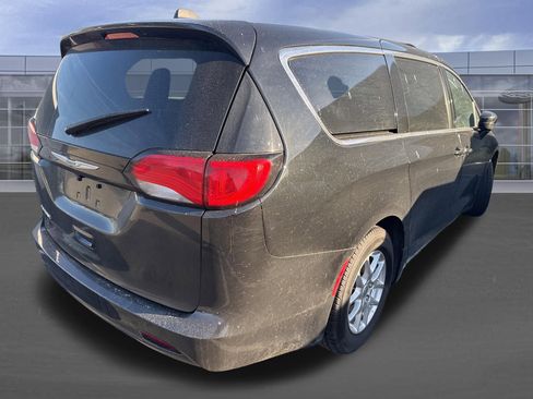 Used 2023 Chrysler Voyager LX image 5