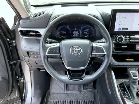 Used 2024 Toyota Highlander Platinum AWD/4WD image 11