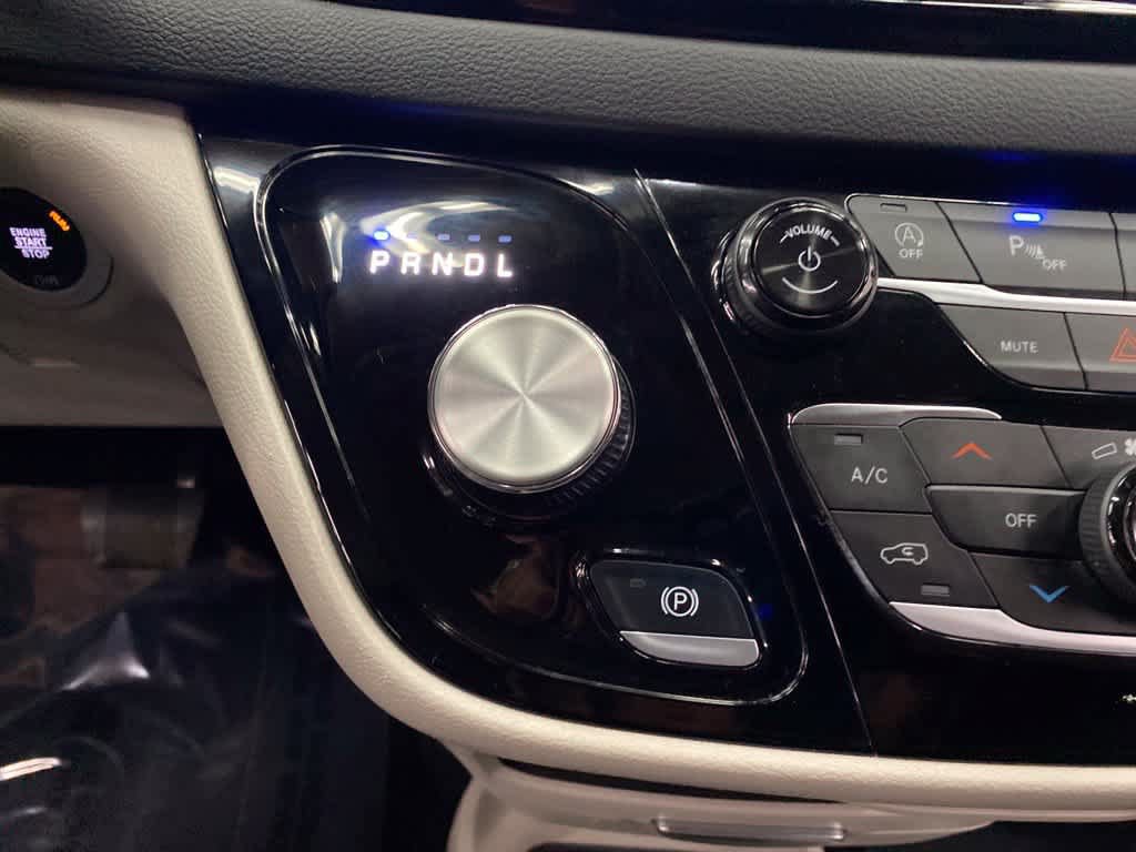 Used 2024 Chrysler Pacifica Touring-L FWD image 25