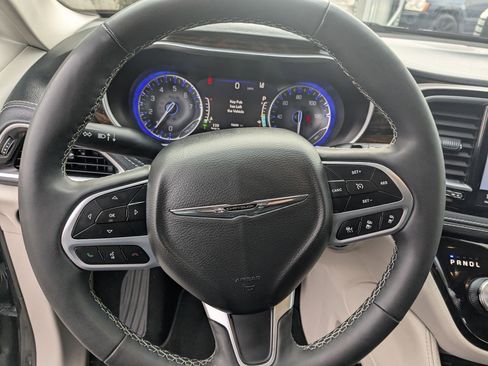 Used 2023 Chrysler Pacifica Limited w/ Uconnect Theater Family Group image 18