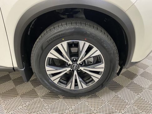 Used 2023 Nissan Rogue SV image 2