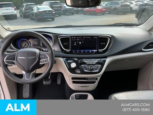 Used 2023 Chrysler Pacifica Touring-L FWD image 15
