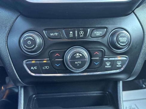 Used 2019 Jeep Cherokee Trailhawk w/ Cold Weather Group AWD/4WD image 36