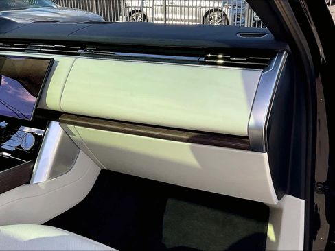 Used 2023 Land Rover Range Rover Long Wheelbase SE image 18