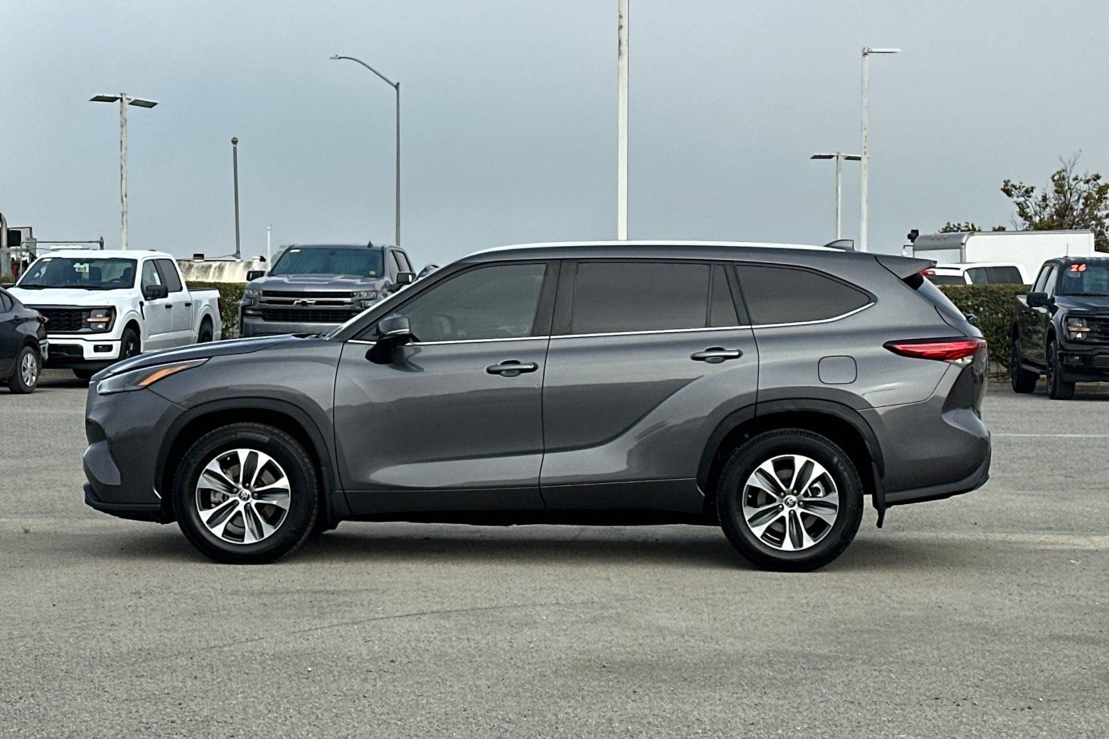 Used 2023 Toyota Highlander XLE AWD/4WD image 7