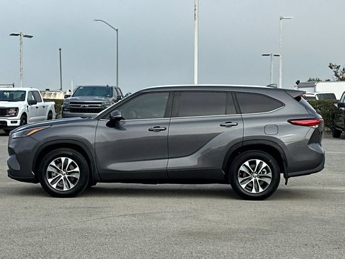 Used 2023 Toyota Highlander XLE AWD/4WD image 7