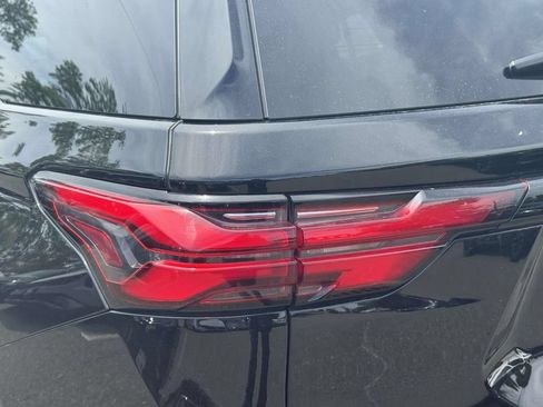 Used 2023 Chevrolet Traverse LT FWD image 9