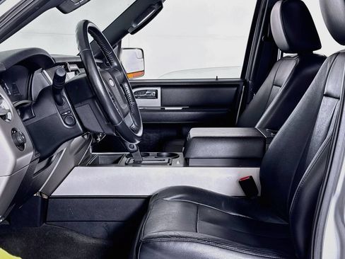 Used 2016 Ford Expedition XLT w/ Equipment Group 202A AWD/4WD image 9
