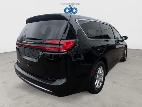 Used 2025 Chrysler Pacifica Select FWD image 6