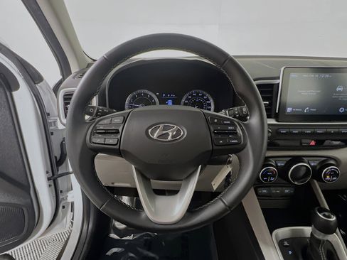 Used 2022 Hyundai Venue SEL image 18