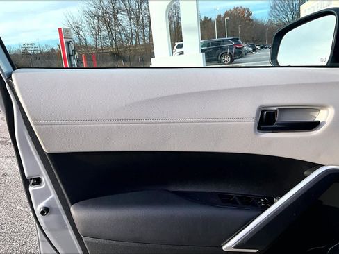 Used 2023 Toyota Corolla Cross L image 21