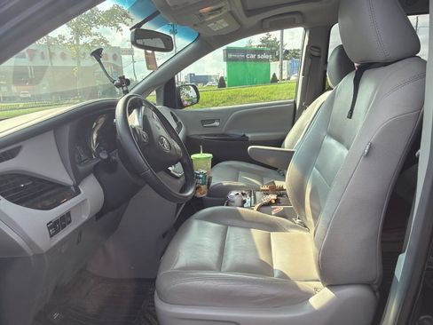 Used 2017 Toyota Sienna XLE Premium w/ Protection Package FWD image 23