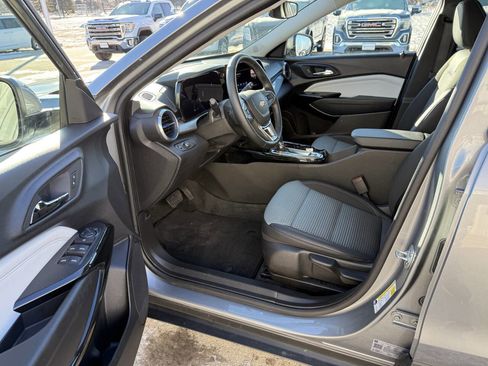 Used 2025 Chevrolet Trax LT w/ LT Convenience Package image 5