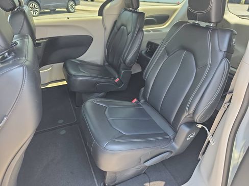 Used 2023 Chrysler Pacifica Touring-L FWD image 30