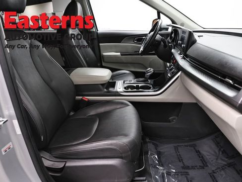 Used 2022 Kia Carnival LX image 24